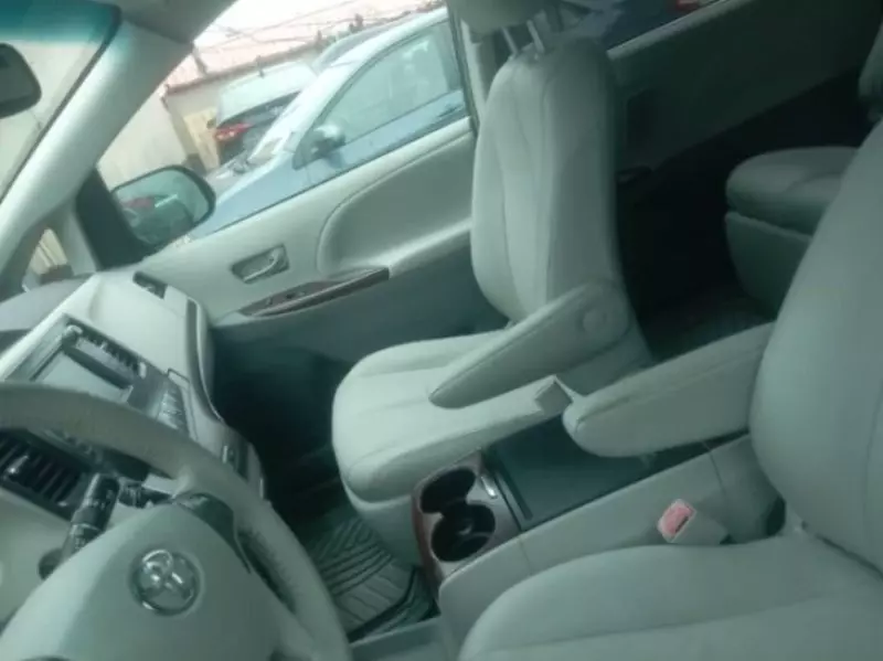 Toyota Sienna - 2013