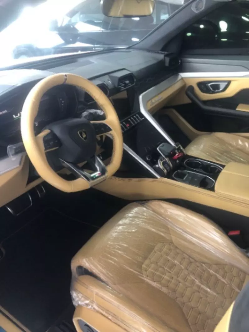 Lamborghini Urus   - 2021