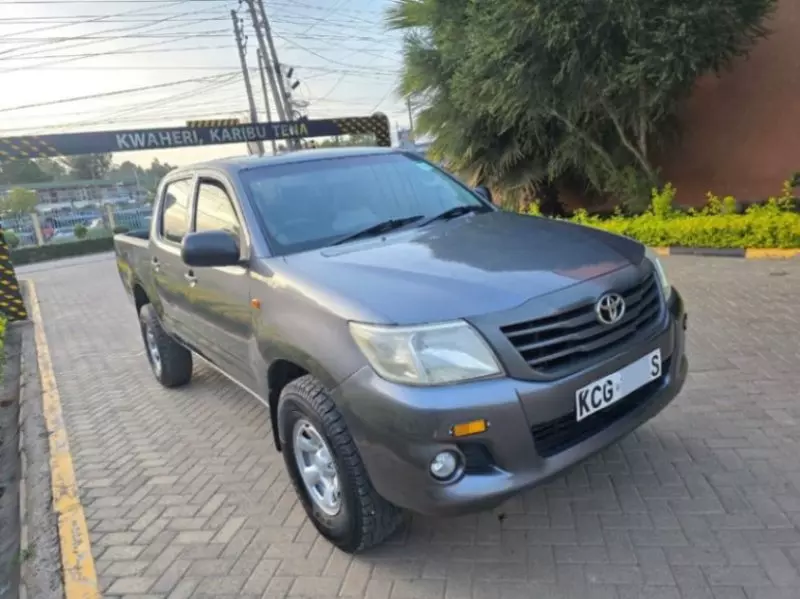 Toyota Hilux   - 2015
