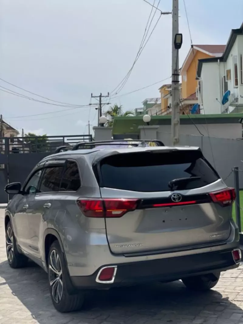 Toyota Highlander   - 2016