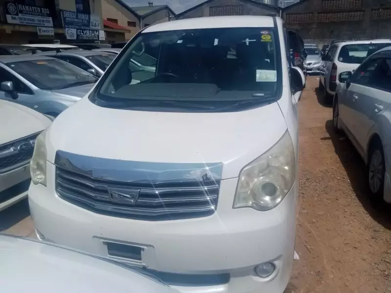 Toyota Noah   - 2012
