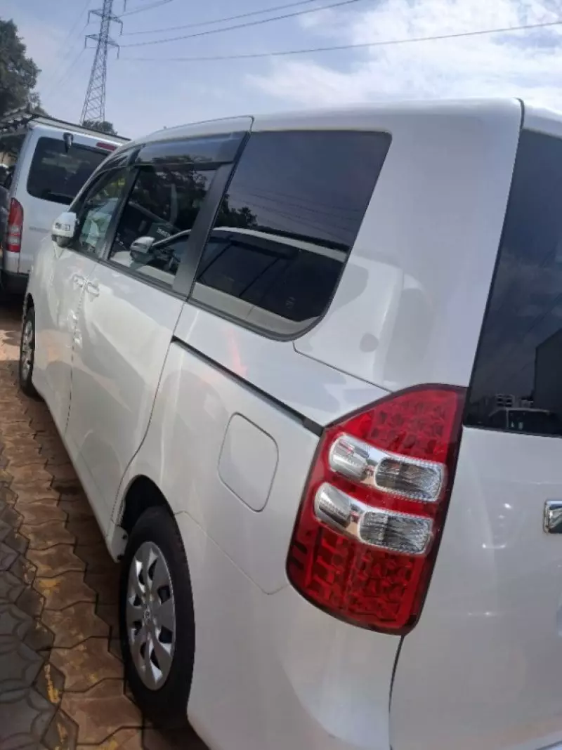TOYOTA Noah   - 2013
