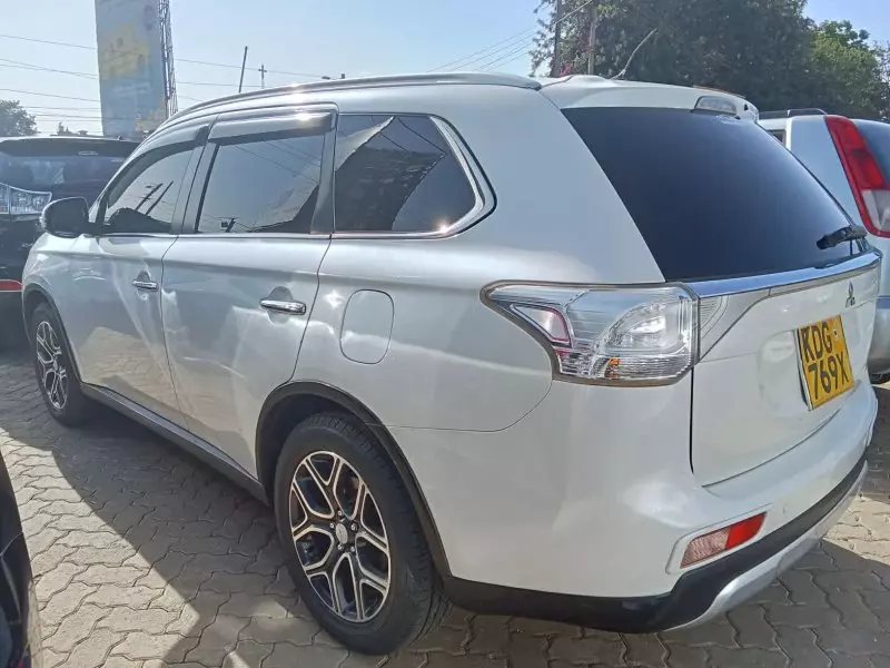 Mitsubishi OUTLANDER   - 2015
