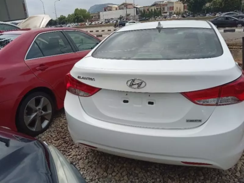 Hyundai Elantra   - 2012