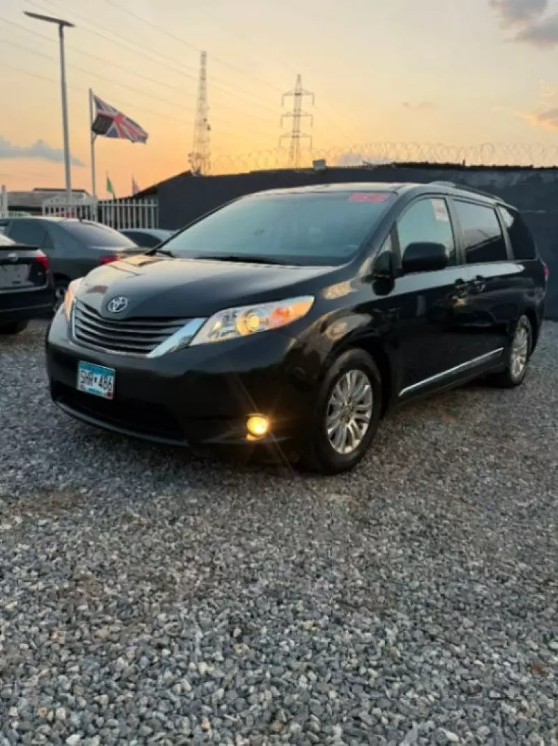 Toyota Sienna   - 2011