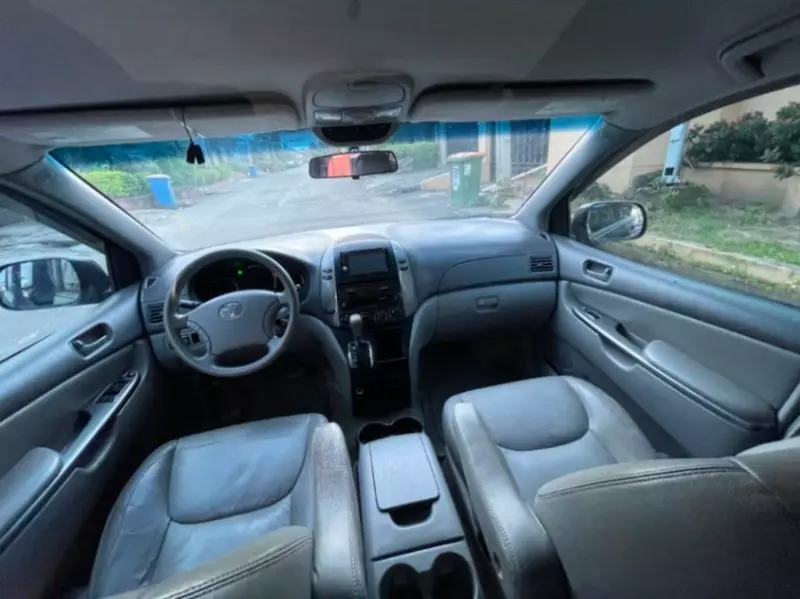 TOYOTA Sienna - 2010