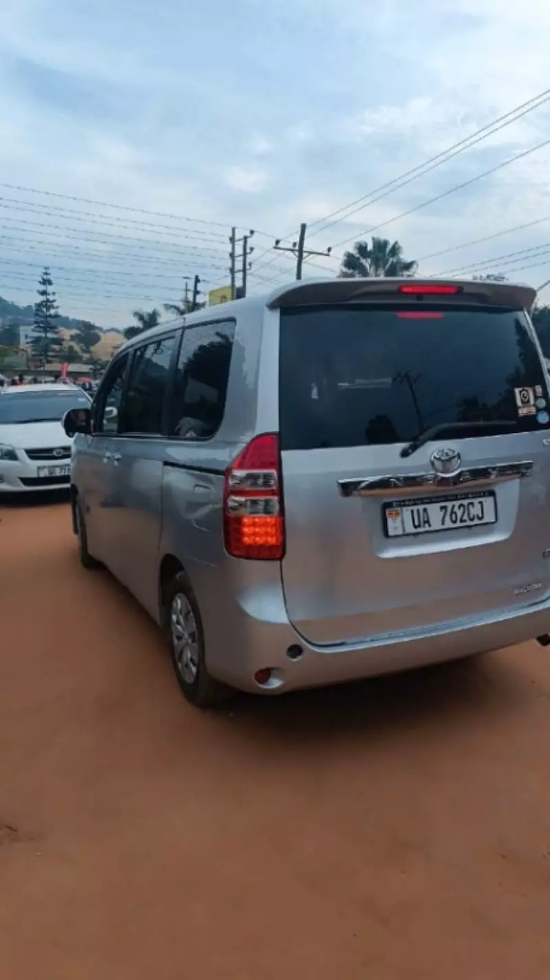 Toyota Noah - 2011