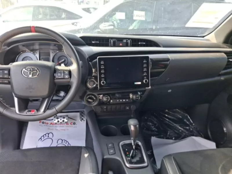 TOYOTA Hilux   - 2025