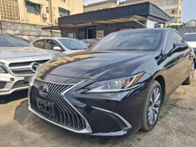 Lexus ES 300   - 2021