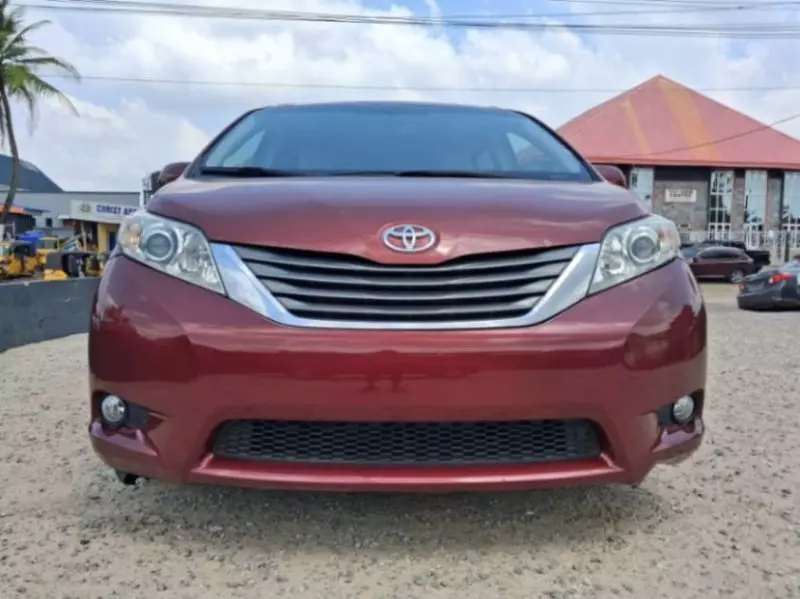 Toyota Sienna   - 2013