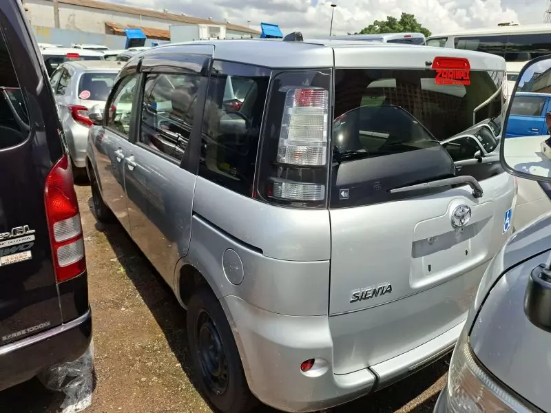 Toyota Sienta   - 2013