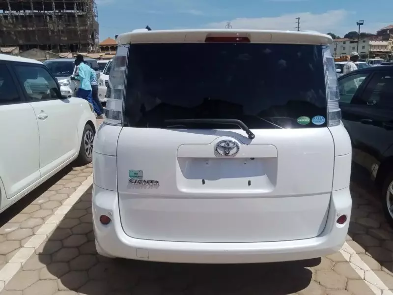 Toyota Sienta   - 2012