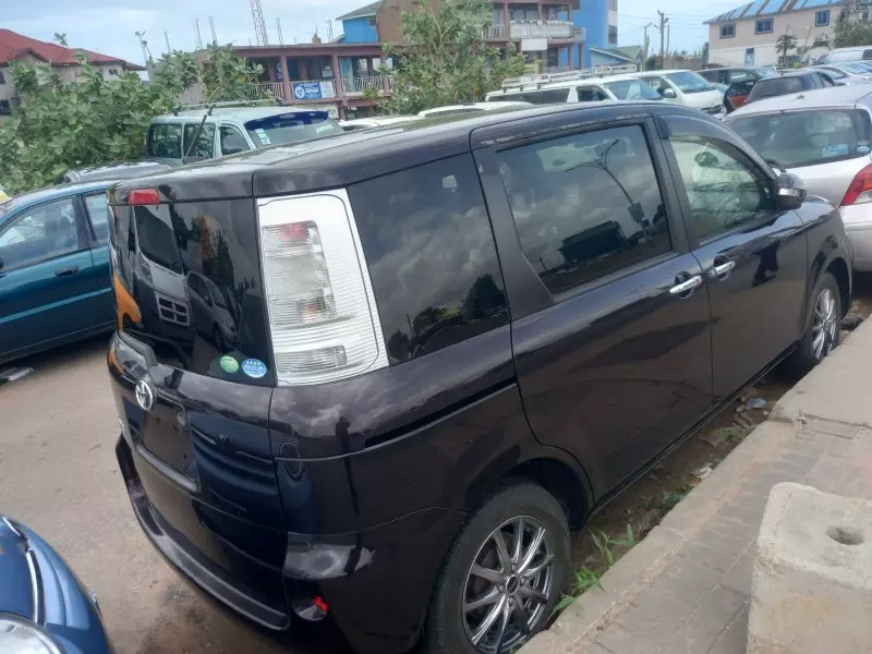 Toyota Sienta - 2012