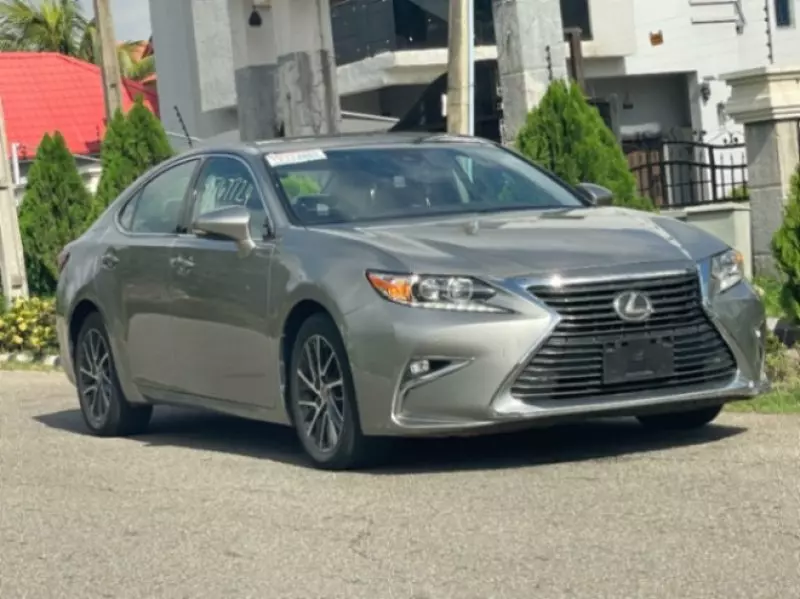 Lexus ES   - 2017