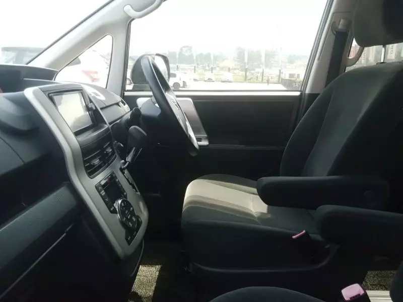 Toyota Noah   - 2012