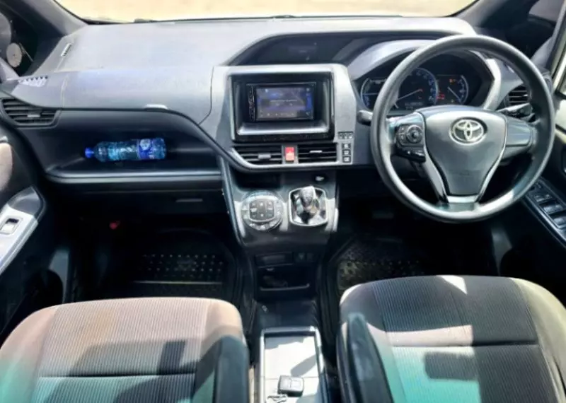 Toyota Voxy    - 2015