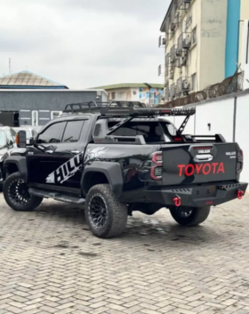 Toyota Hilux   - 2021