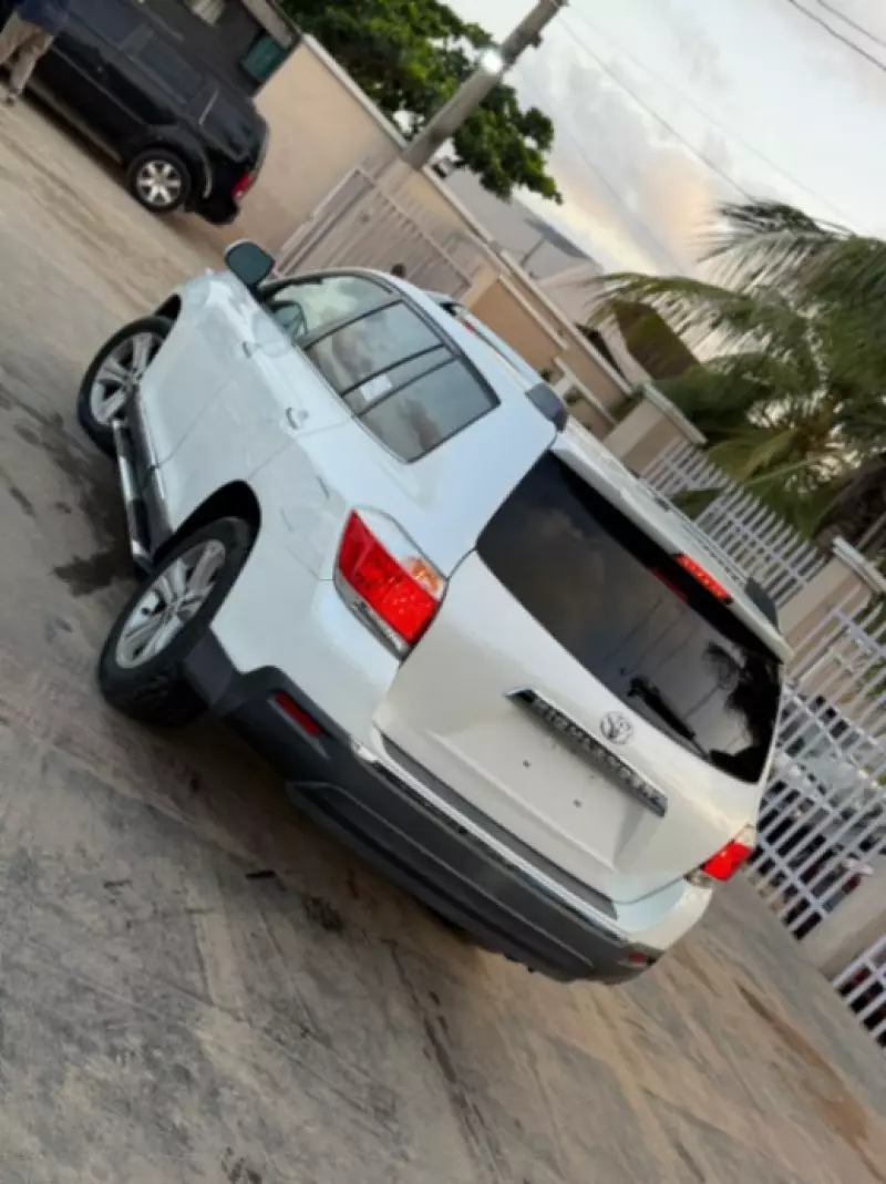 Toyota Highlander   - 2012
