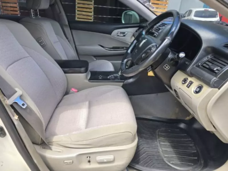 Toyota Crown Athlete    - 2009