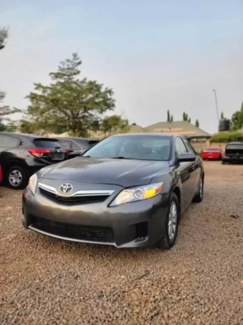 Toyota Camry   - 2010