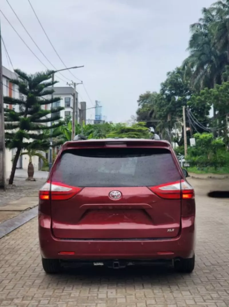 Toyota Sienna   - 2017