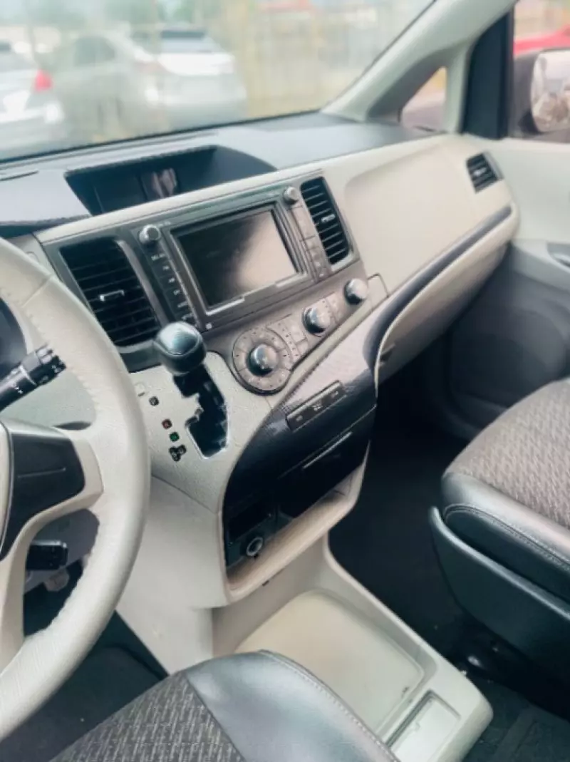 Toyota Sienna - 2011