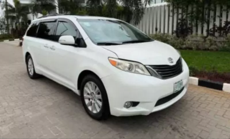 TOYOTA Sienna - 2013