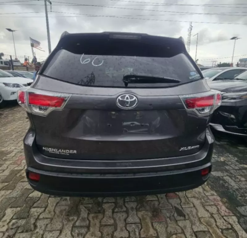 Toyota Highlander   - 2016