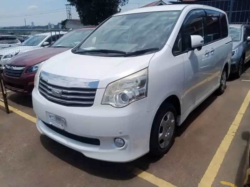 Toyota Noah   - 2012