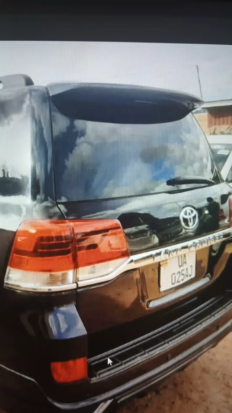 Toyota Land Cruiser V8   - 2012