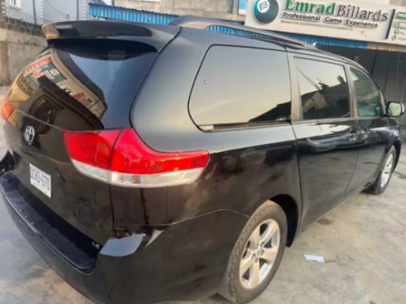 Toyota Sienna   - 2011