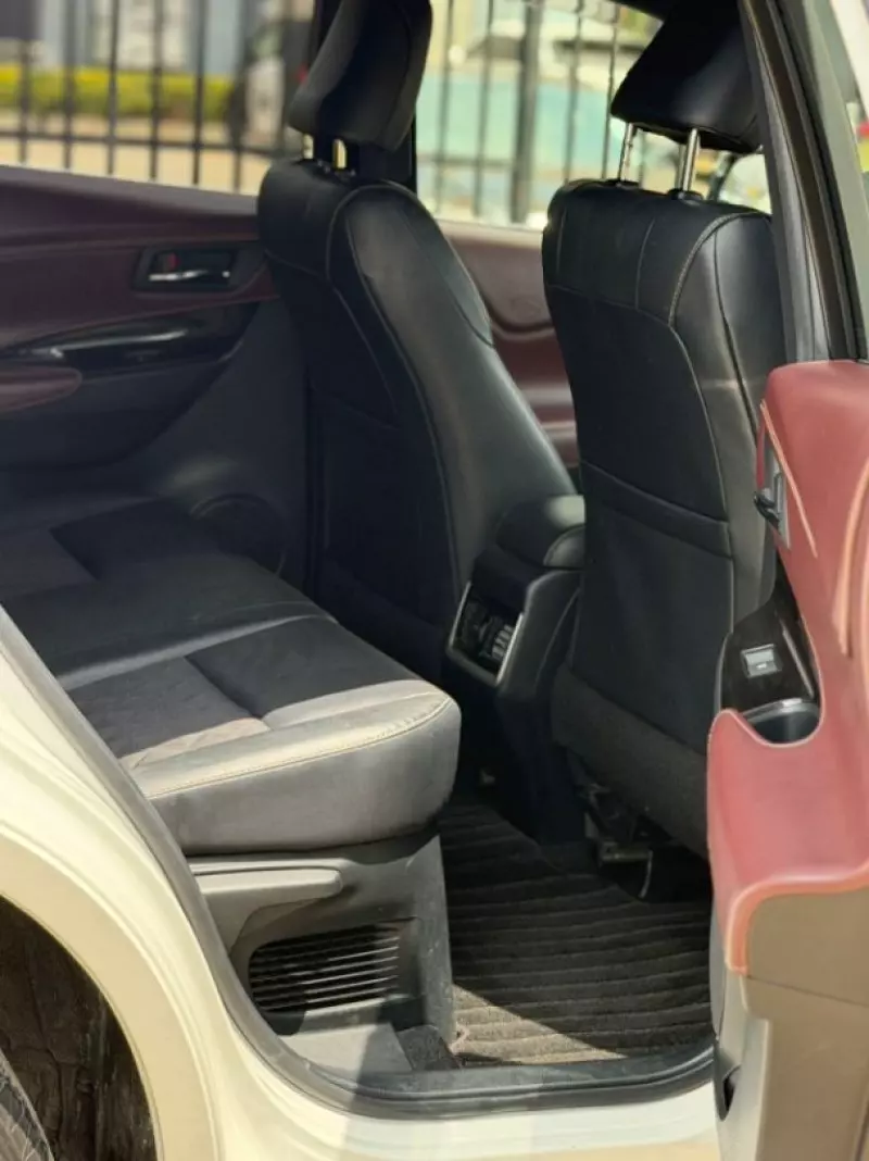 Toyota Harrier   - 2019