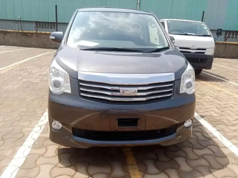 Toyota Noah   - 2012
