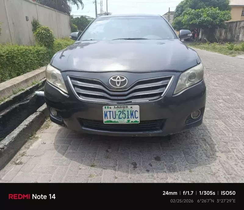 TOYOTA Camry - 2010
