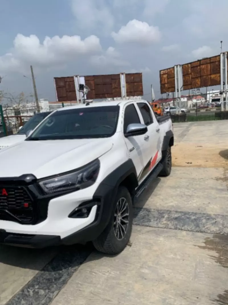 Toyota Hilux   - 2020