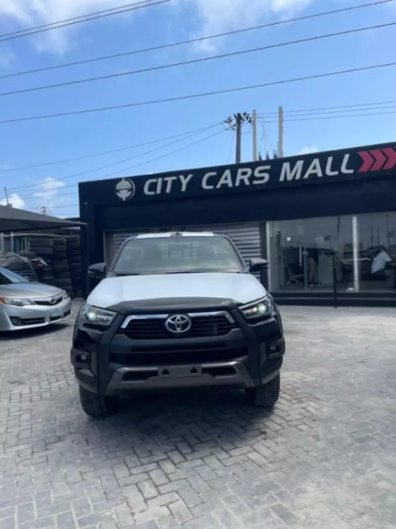 Toyota Hilux   - 2025