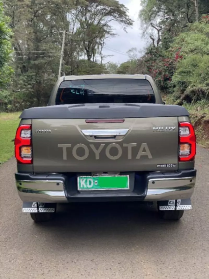 Toyota Hilux   - 2021