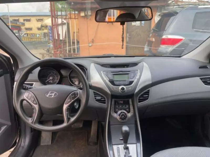 Hyundai Elantra   - 2012