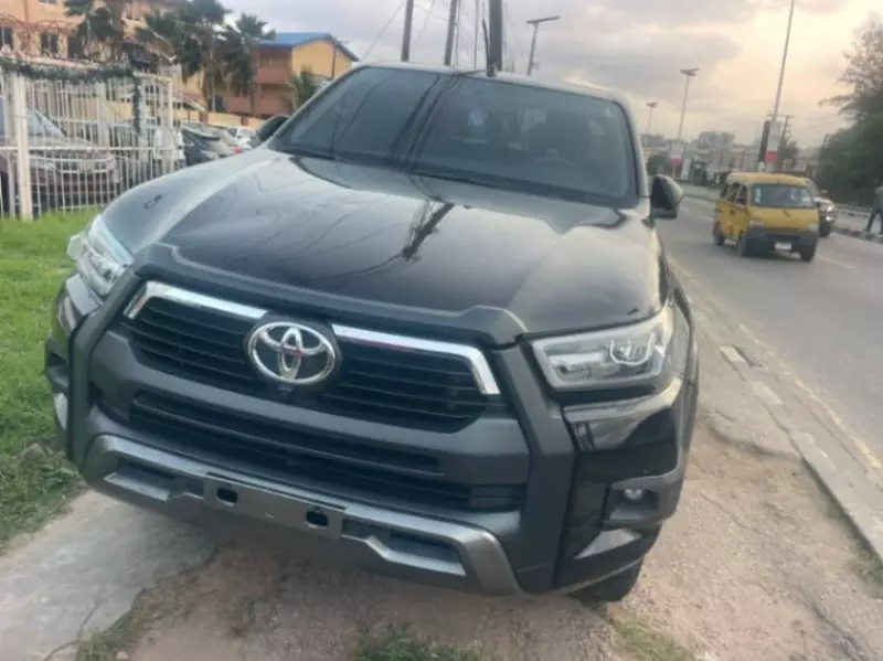 TOYOTA Hilux   - 2025