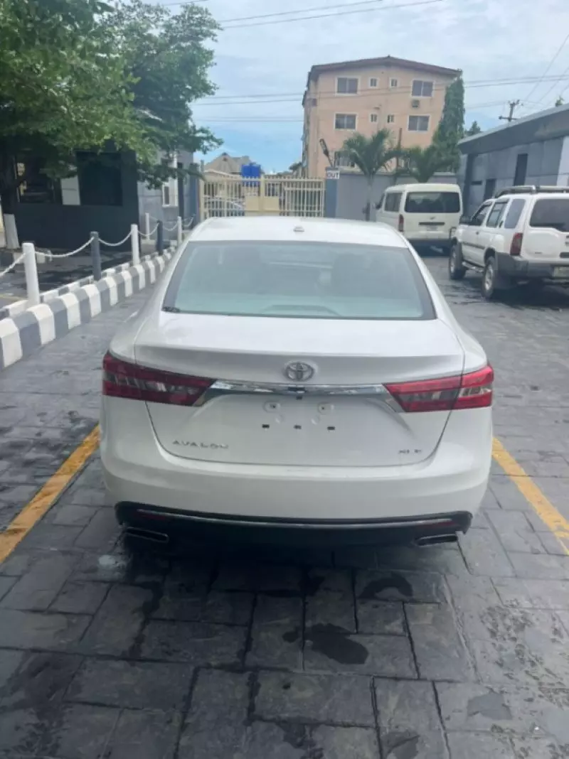 Toyota Avalon   - 2016