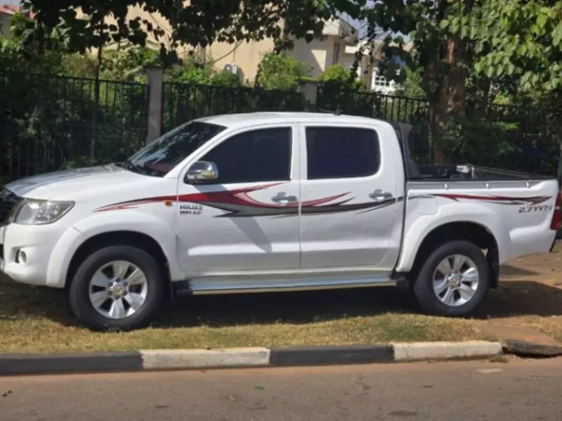 Toyota Hilux    - 2012