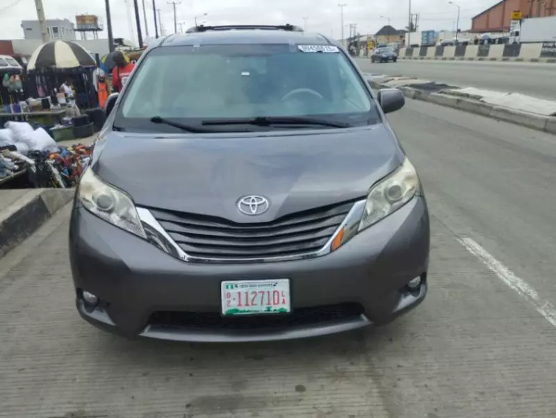 TOYOTA Sienna   - 2011