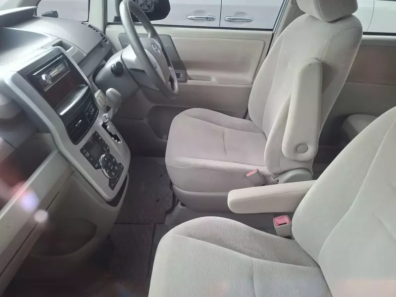 Toyota Noah   - 2013