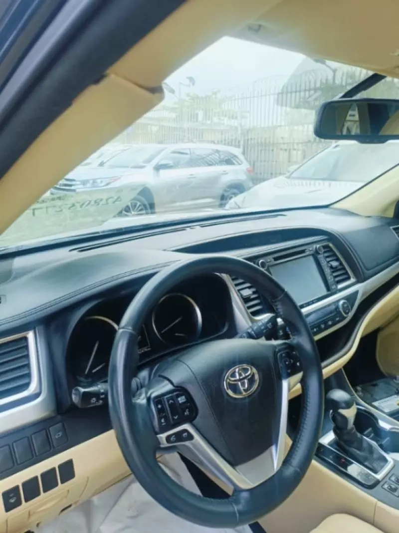 Toyota Highlander   - 2016