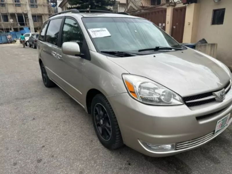 TOYOTA Sienna   - 2005