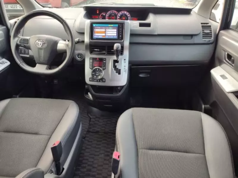 Toyota Voxy    - 2012