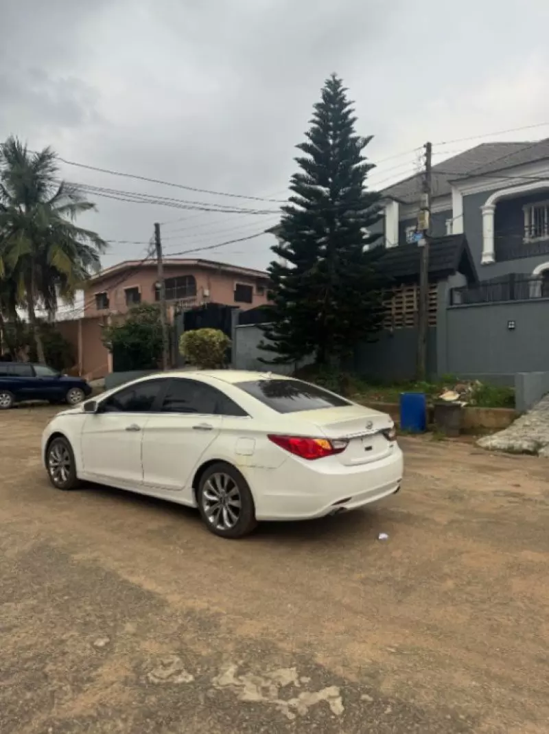 Hyundai Sonata   - 2011