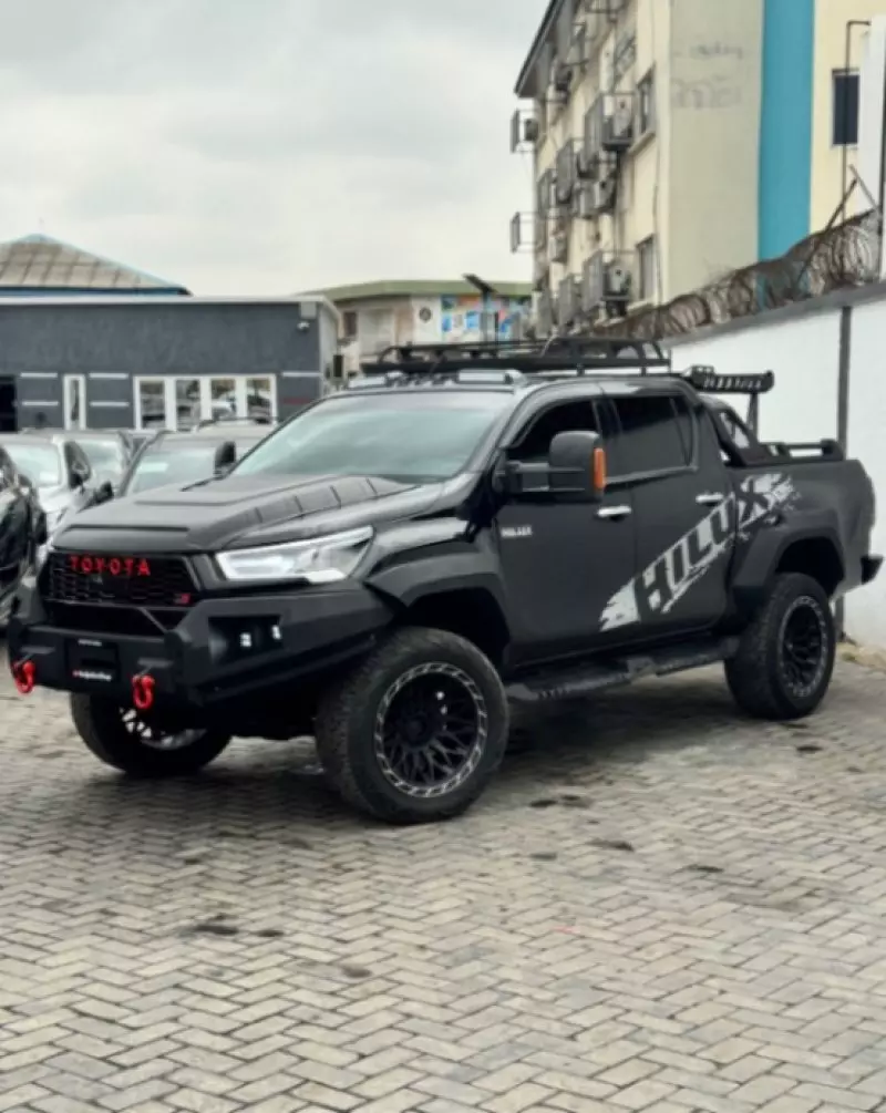 Toyota Hilux   - 2021