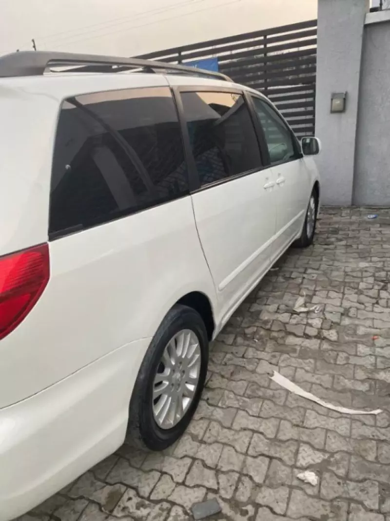 Toyota Sienna   - 2009