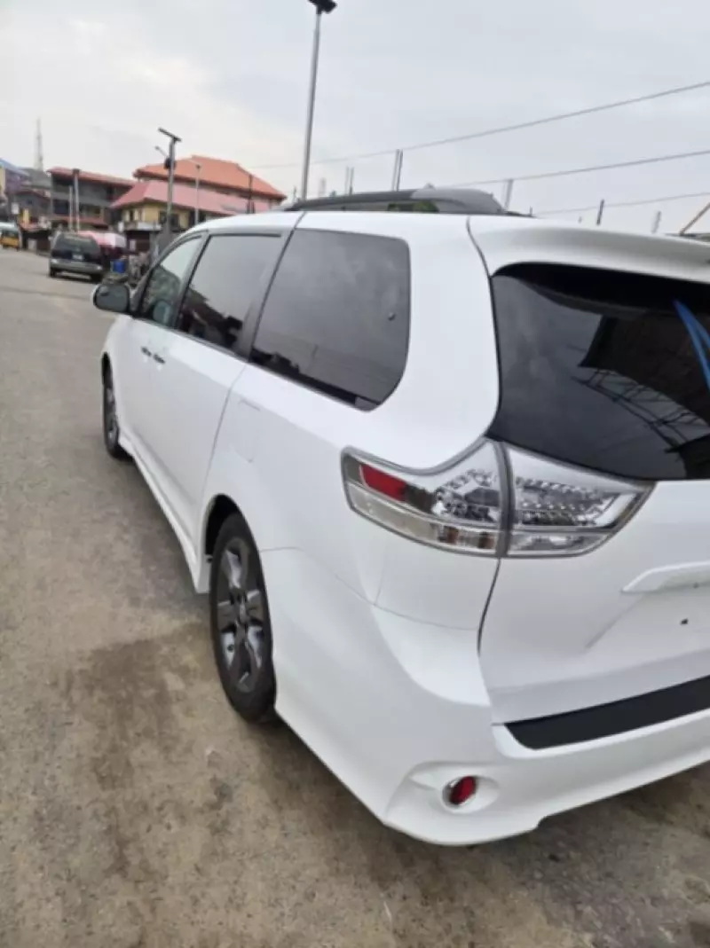 Toyota Sienna   - 2015